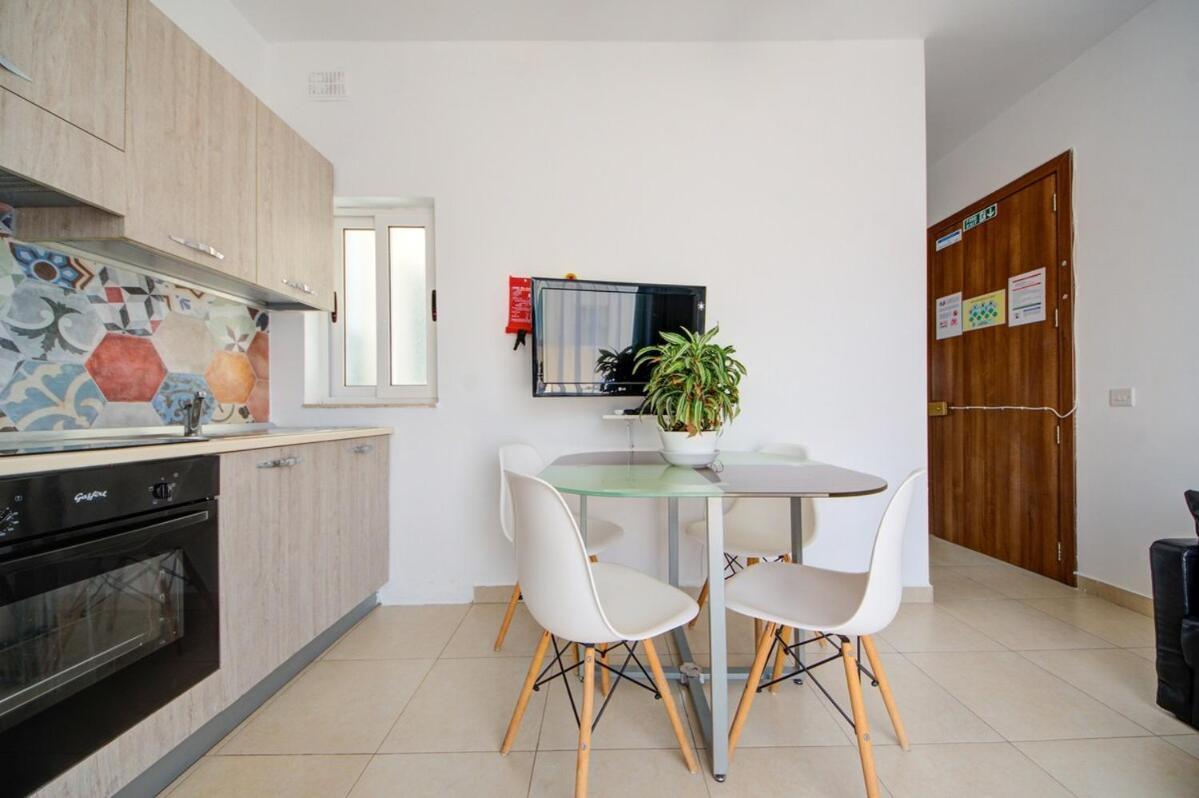 Azure Haven - Gzira Apartments And Penthouse By Shortletsmalta Habitación foto