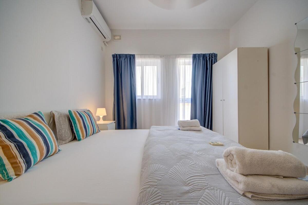 Azure Haven - Gzira Apartments And Penthouse By Shortletsmalta Habitación foto